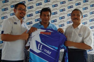 LAUNCHING TEAM: Nollix (tengah) bersama Promotion Division Head PR Sukun Deka Hendratmanto dan Manajer W Mild DT Wakhid Soedjono di United Cafe, (1/4). (Dok. PR Sukun)