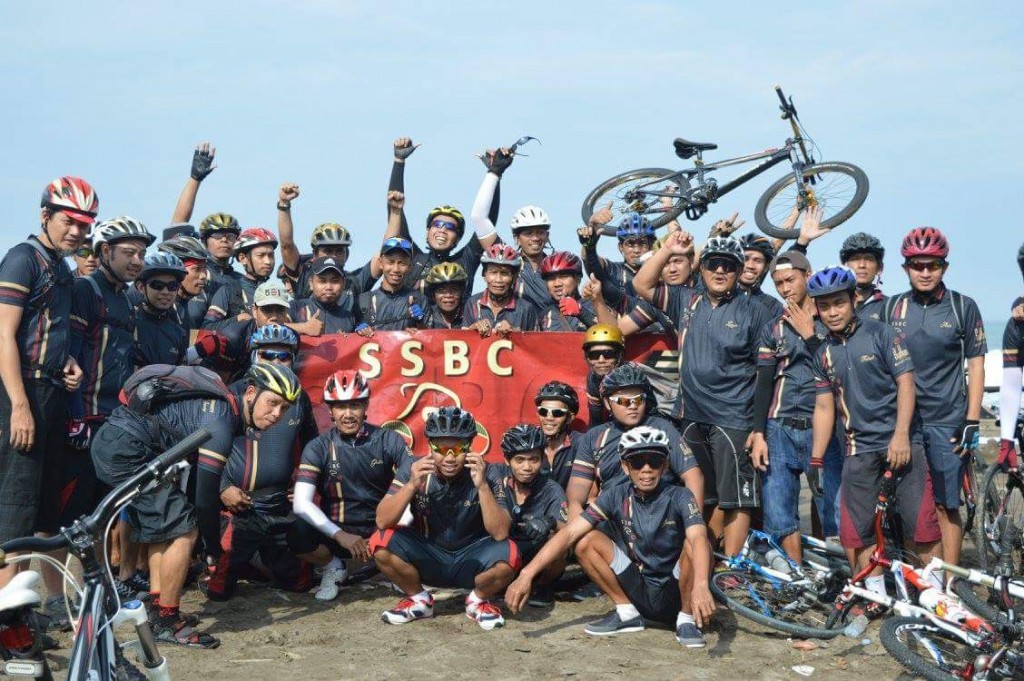 Anggota Sukun Spesial Bike Community (SSBC) berfoto bersama saat gowes bareng di Pangandaran, Jawa Barat, beberapa waktu lalu (PR Sukun)