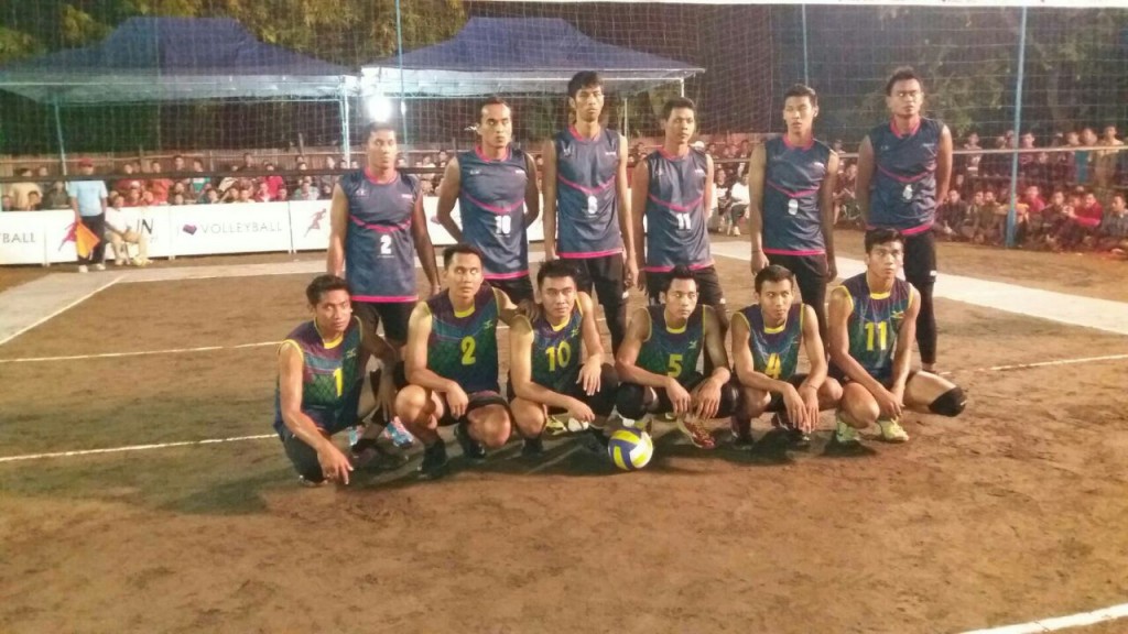Tim Badak Kudus berfoto bareng dengan tim voli Gaspsty Jepara sebelum berlaga di Sukun Bintaraya Cup.