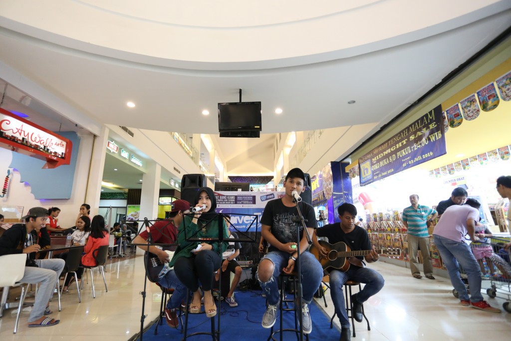 Salah satu band ikut manggung di acara pre even yang digelar di Hypermart Kudus.