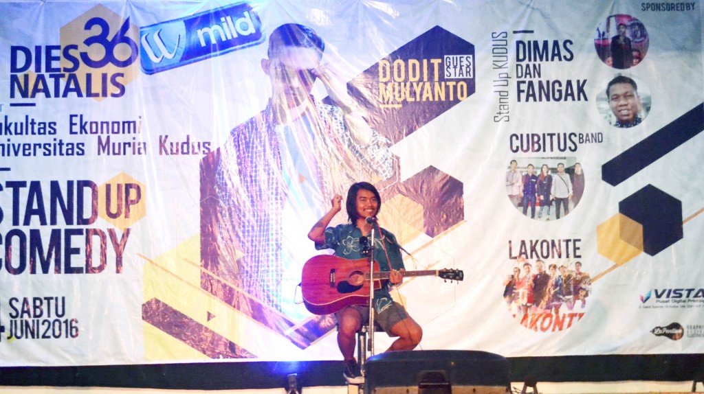 Aksi Dodit Mulyanto saat stand up di Auditorium UMK, Sabtu (4/6/2016).