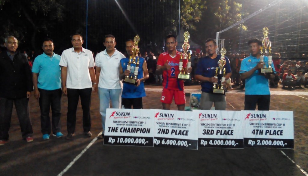Para juara Sukun Bintaraya Cup 2016 berfoto bareng sambil menunjukkan piala dan uang pembinaan.