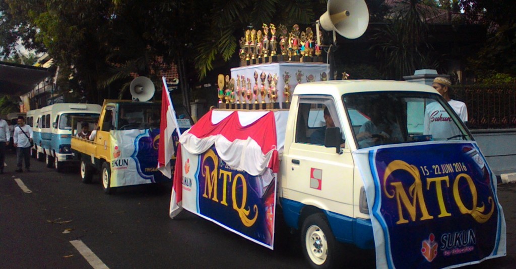 Pawai Ta'aruf MTQ Sukun for Education di arak keliling Kudus.