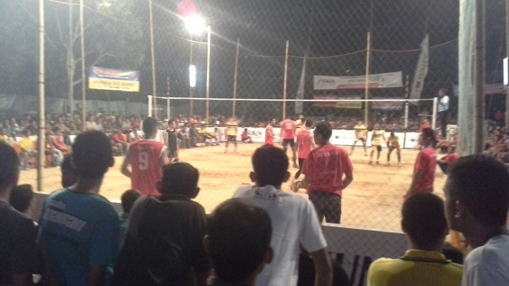 Pertandingan antara Tim bola voli dari Desa Krapyak Crocodile melawan tim dari Desa Platar P Bonx Voe.