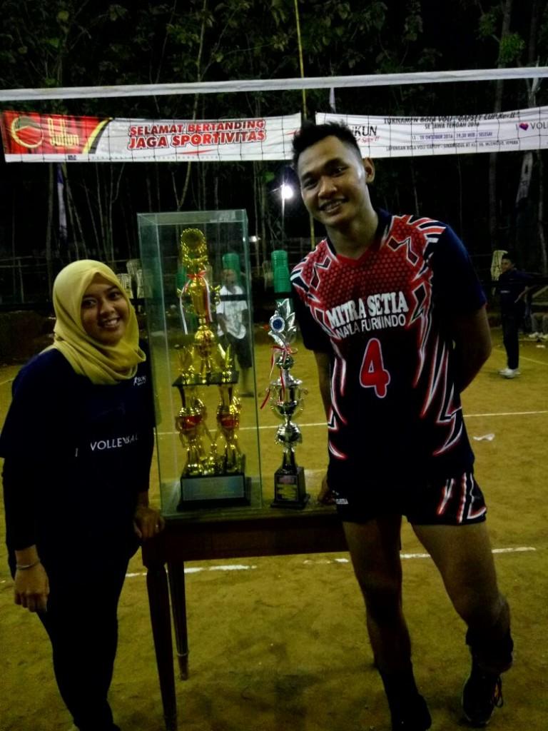 Salah satu perwakilan Tim Gapsty Jepara berfoto usai menerima piala kemenangan. 