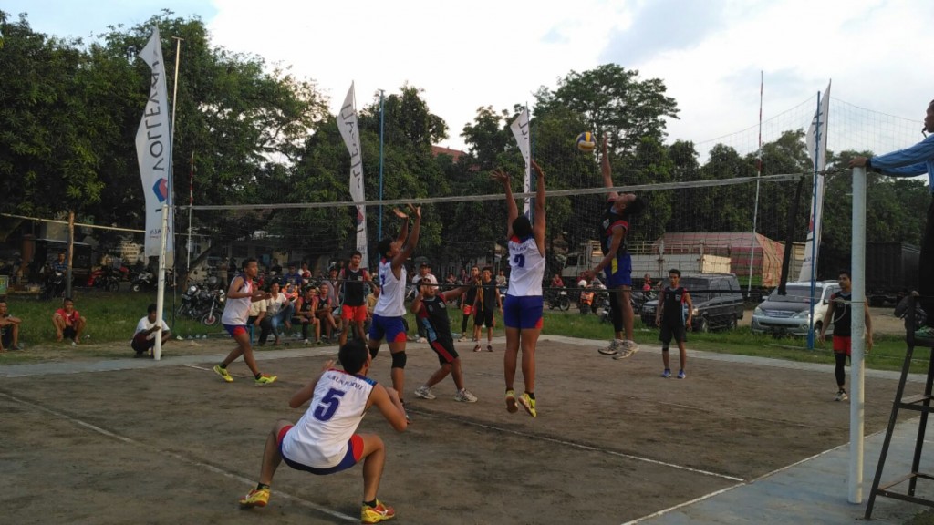 Tim Sukun Porvit (putih) berusaha melakukan blok saat tim Volvot melakukan serangan dalam laga lanjutan Bupati Cup di Lapangan Bintaraya Desa Getas Pejaten, Rabu (5/10/2016).