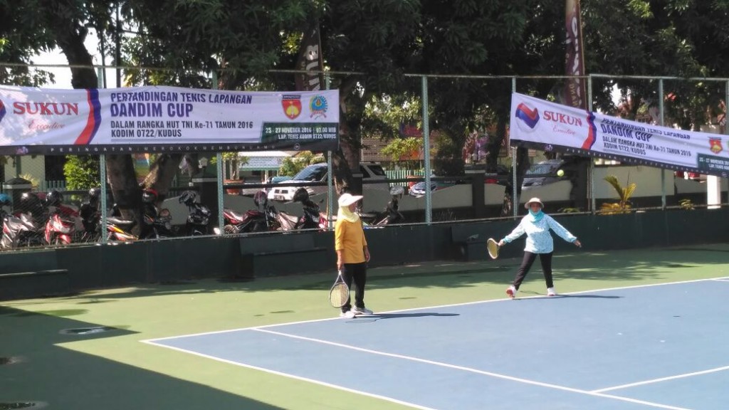 Salah satu peserta turnamen tenis lapangan Dandim Cup 2016 saat bertanding Jumat (25/11/2016).