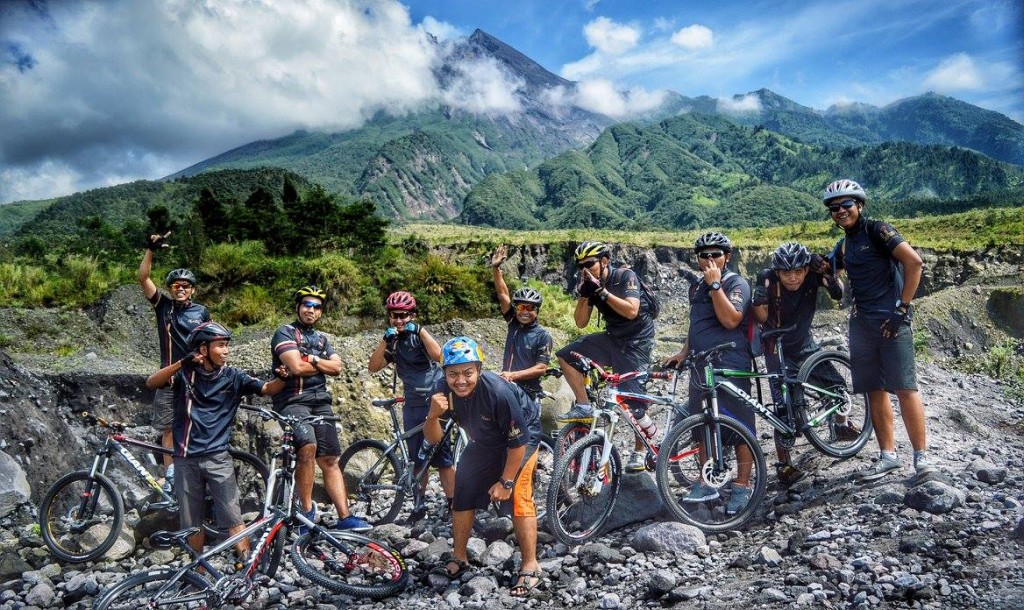 Para anggota SSBC Kudus berfoto bareng saat gowes di Bunker Kaliadem Gunung Merapai. (SSBC KUDUS)