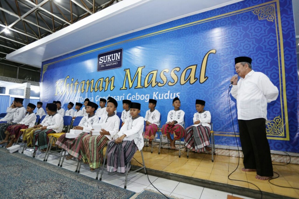 Salah satu panitia saat memberikan sambutan dalam acara khitan massal di Masjid Taqwa, Desa Gondosari, Kecamatan Gebog, Minggu (11/12/2016).  (PR SUKUN)