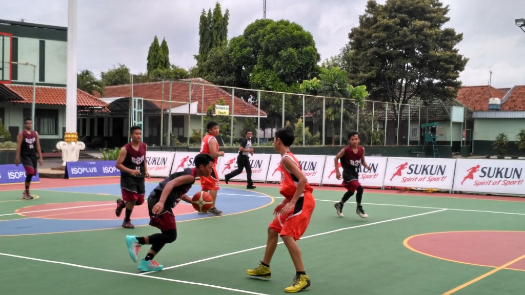 Para peserta Kudus Basketball Challage 2016 bejibaku untuk merebut kemenangan, Senin (12/12/2016). (PR SUKUN)